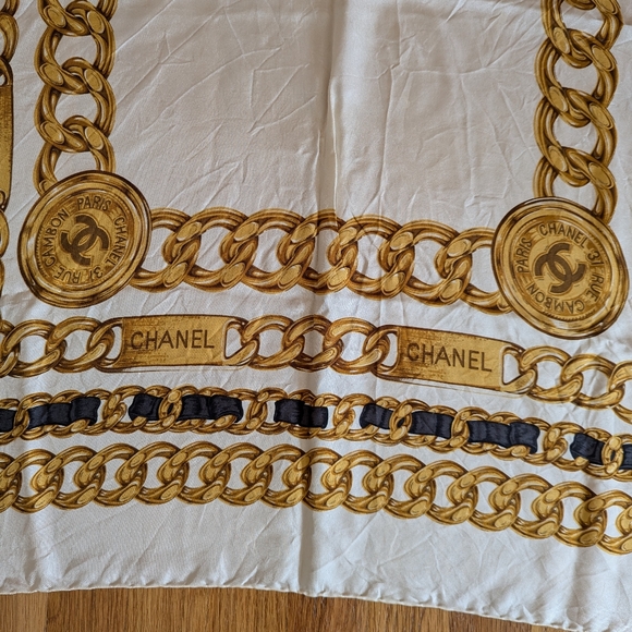 ❌ SOLD ❌ Large Silk Chanel scarf - Picture 3 of 7